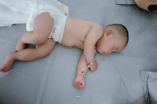 保亭宝宝脚心出汗怎么回事